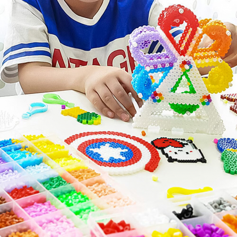 Set 24000 Margele de calcat NewEvo in 22 culori, 7 tampoane transparente de stivuire, 3 pandantive, 4 foi de calcat, 30 sabloane cu model, 4 pensete, o carte cu modele, Multicolor [9]