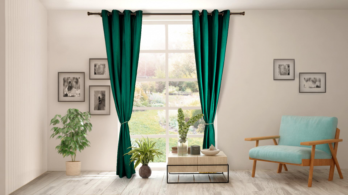 Set de 2 draperii din catifea Verde inchis . Setul contine 2 draperii, fiecare cu dimensiunea 140x270 cm. Sistem de prindere cu inele metalice. Material : 100% Poliester, densitate 205 GSM . Include s