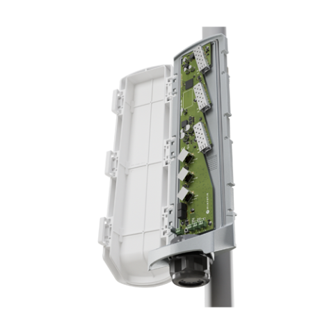 Switch exterior, 3 x RJ45 1G (1 x PoE-In bt, 2 x PoE-Out), 3 x SFP+ 10G, IP66 - Mikrotik CSS606-1G-2Gi-3S+OUT [1]