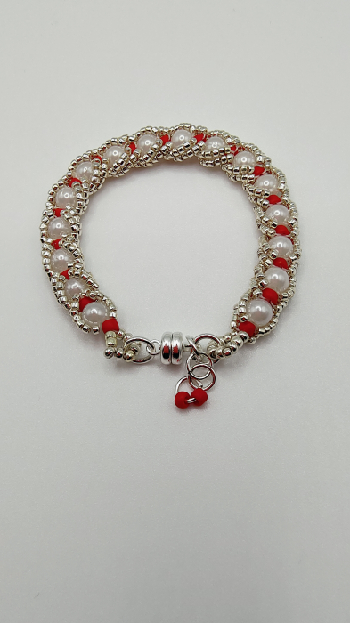 Brățară cu perle albe și mărgele aurii [1]