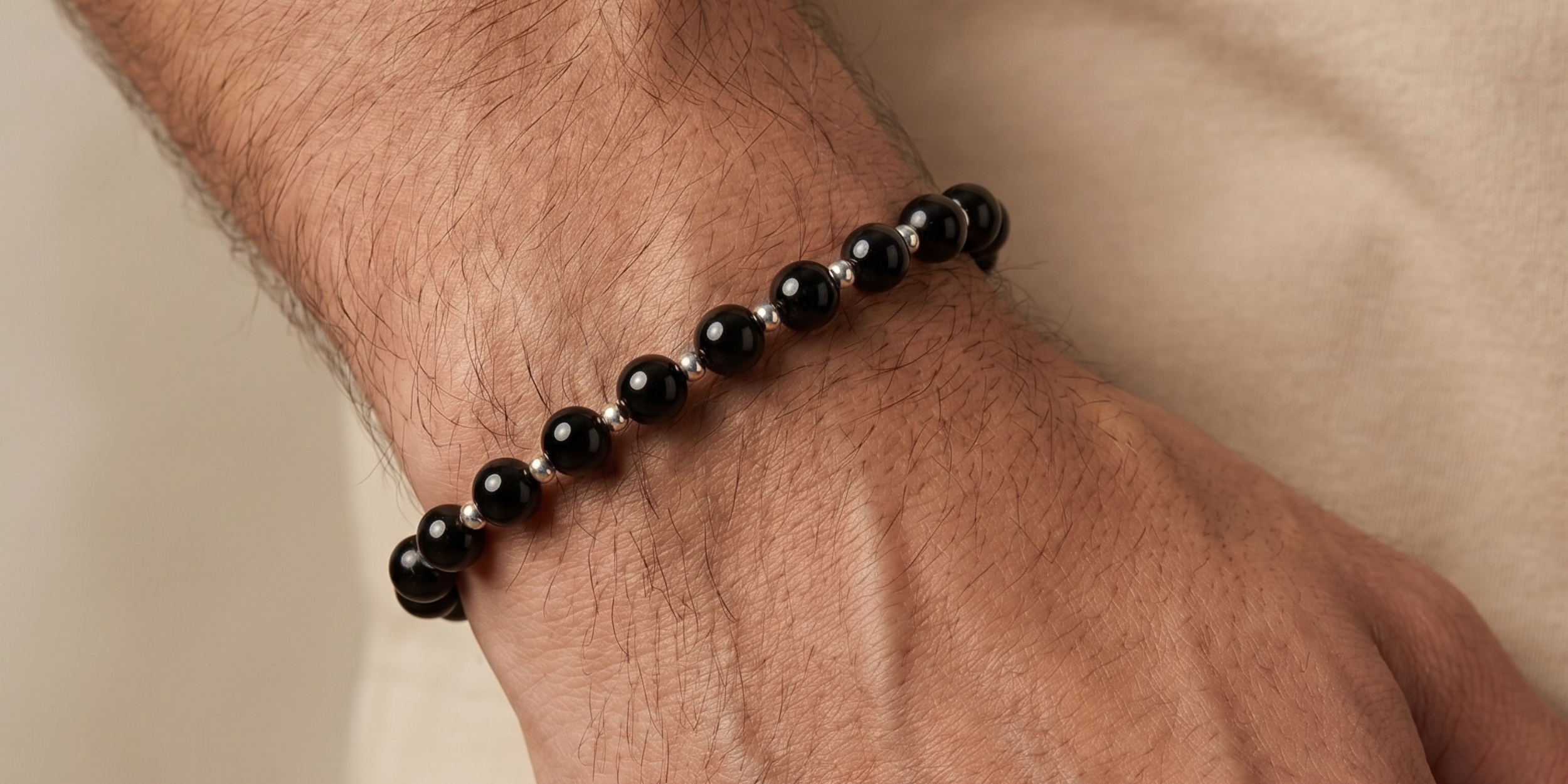Brățări pentru bărbați cu pietre negre – accesoriul masculin elegant care completează orice ținută