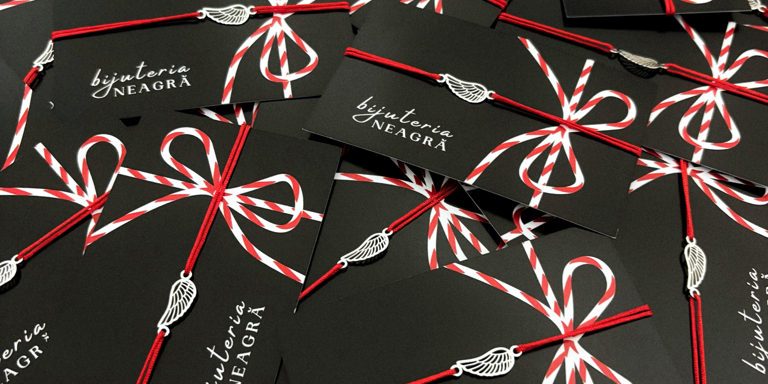 Brățări Mărțișor cu șnur roșu și pandantive din argint – simboluri care rămân