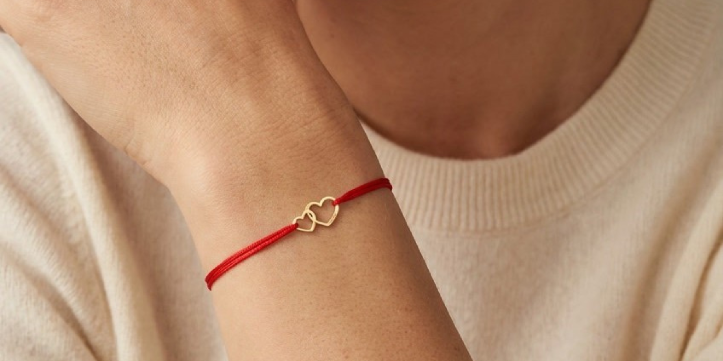 Brățări Mărțișor cu Șnur Roșu și Pandantive din Aur 14K – Mărțișoare Prețioase cu Semnificație