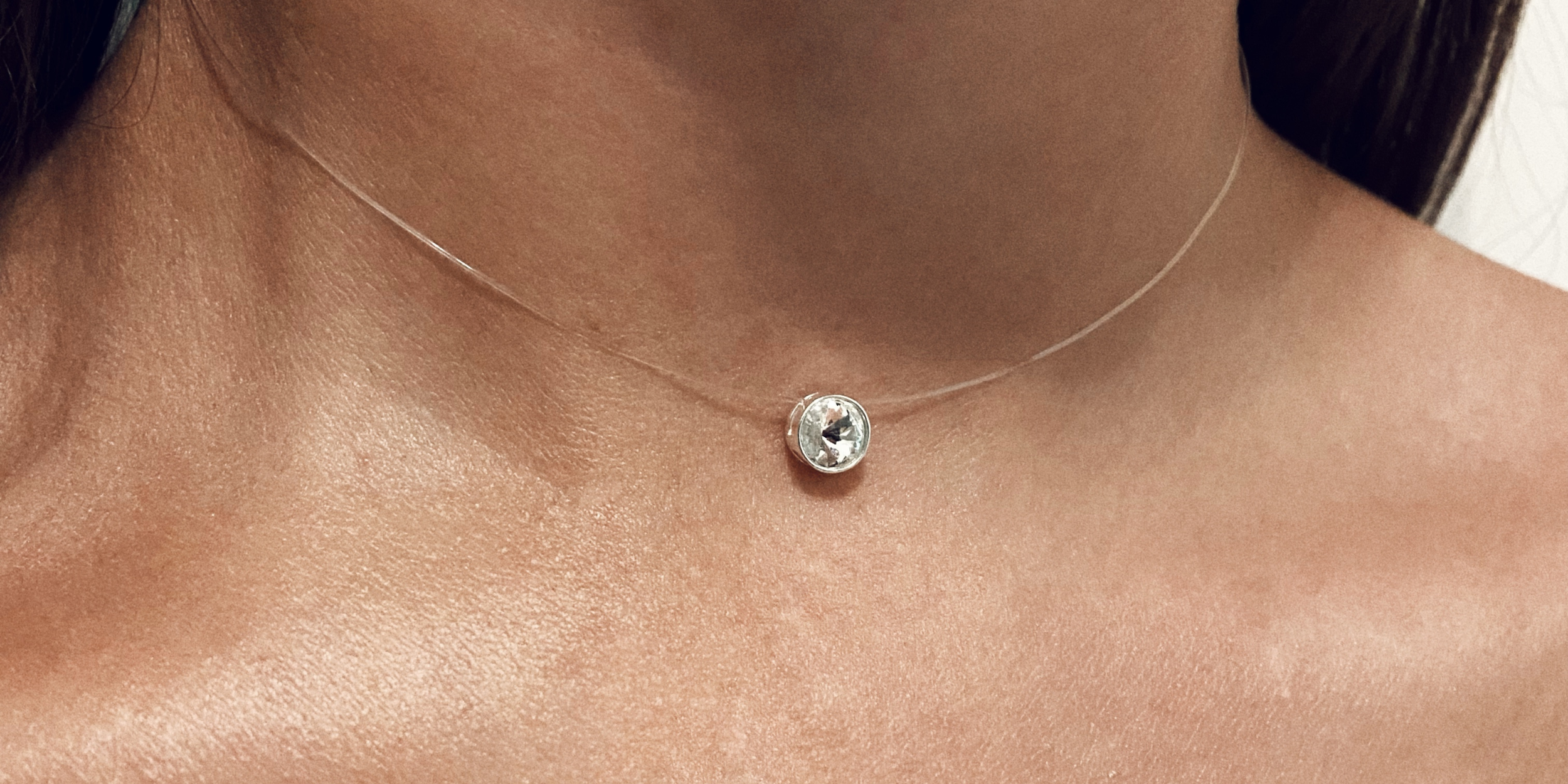 Coliere cu fir transparent și cristal Swarovski: eleganța care îți definește stilul