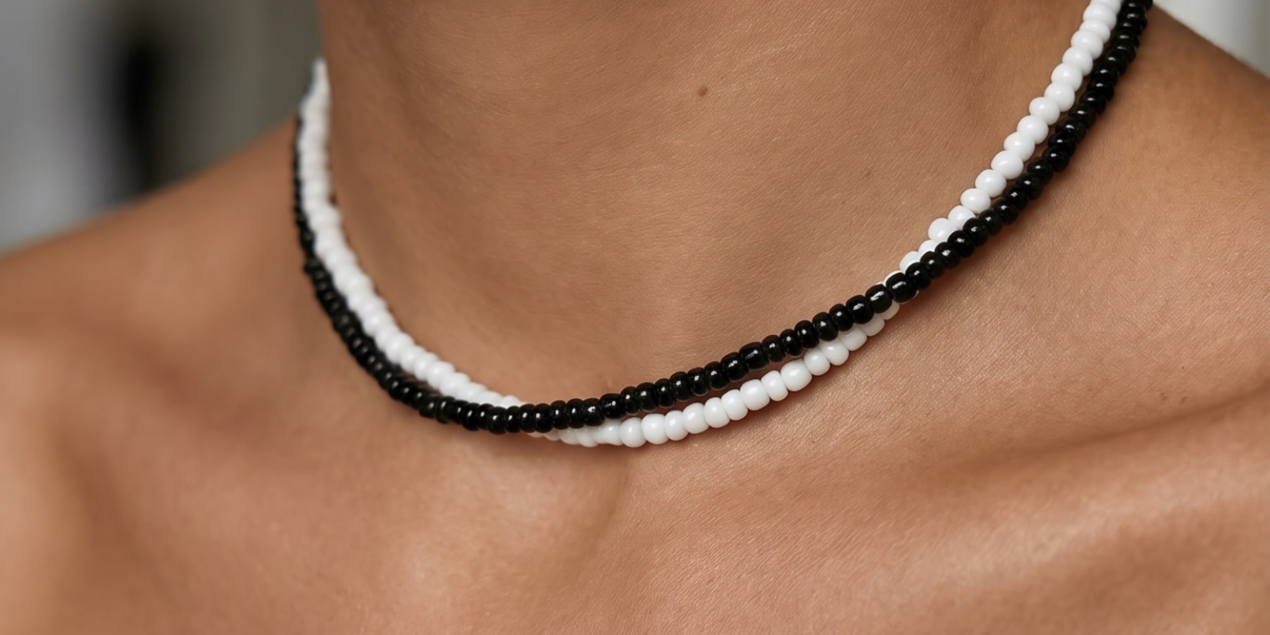 Coliere cu Mărgele Alb-Negru: Accesoriile Verii Care Completează Orice Ținută