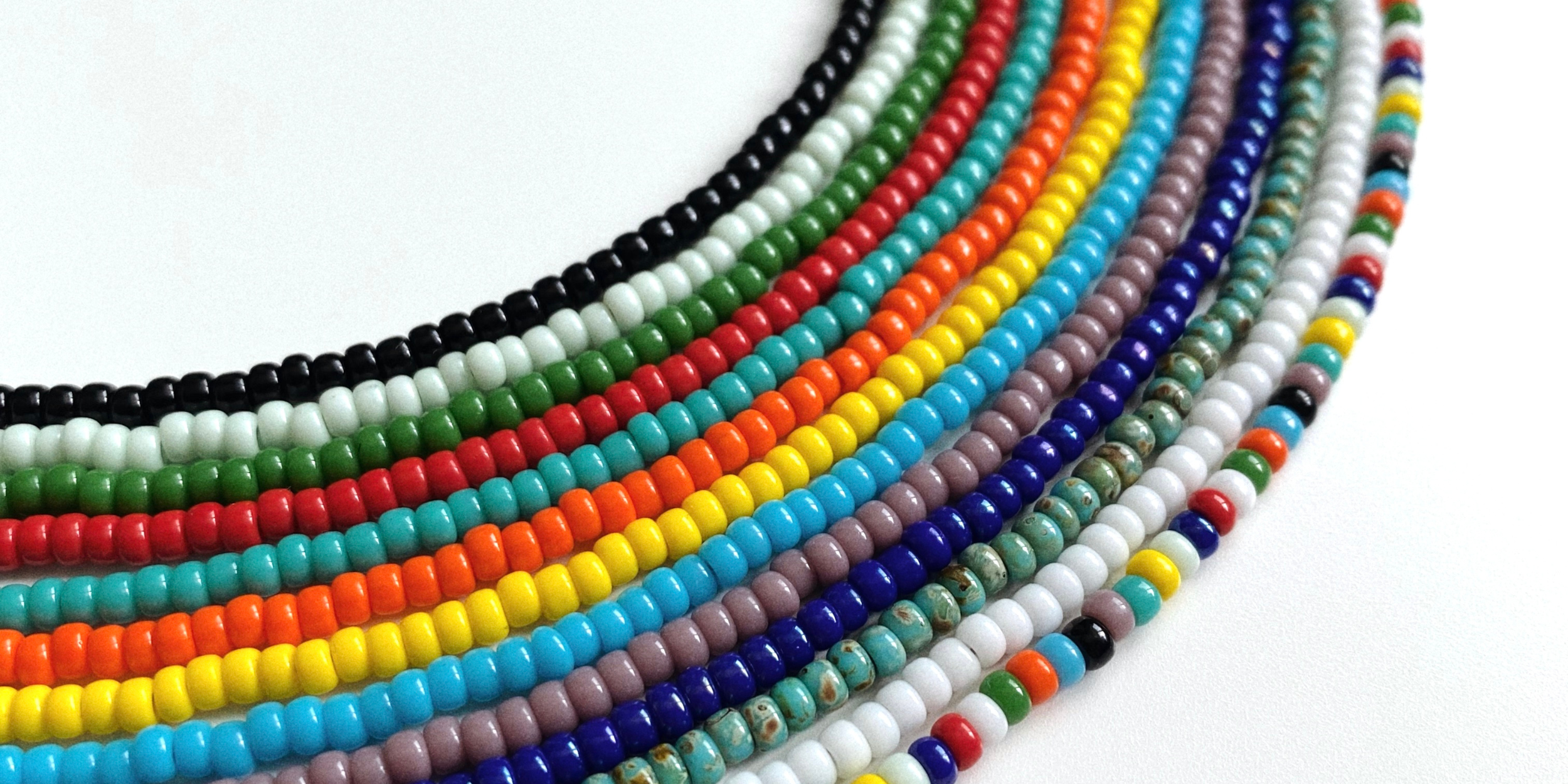 Coliere cu mărgele colorate – accesoriul verii care îți transformă orice ținută