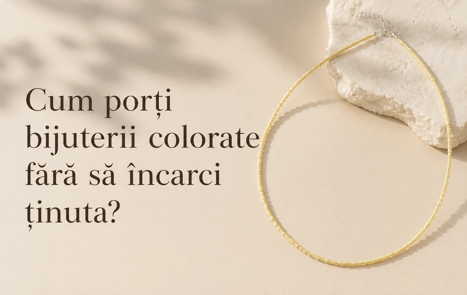 Cum porți bijuterii colorate fără să încarci ținuta?