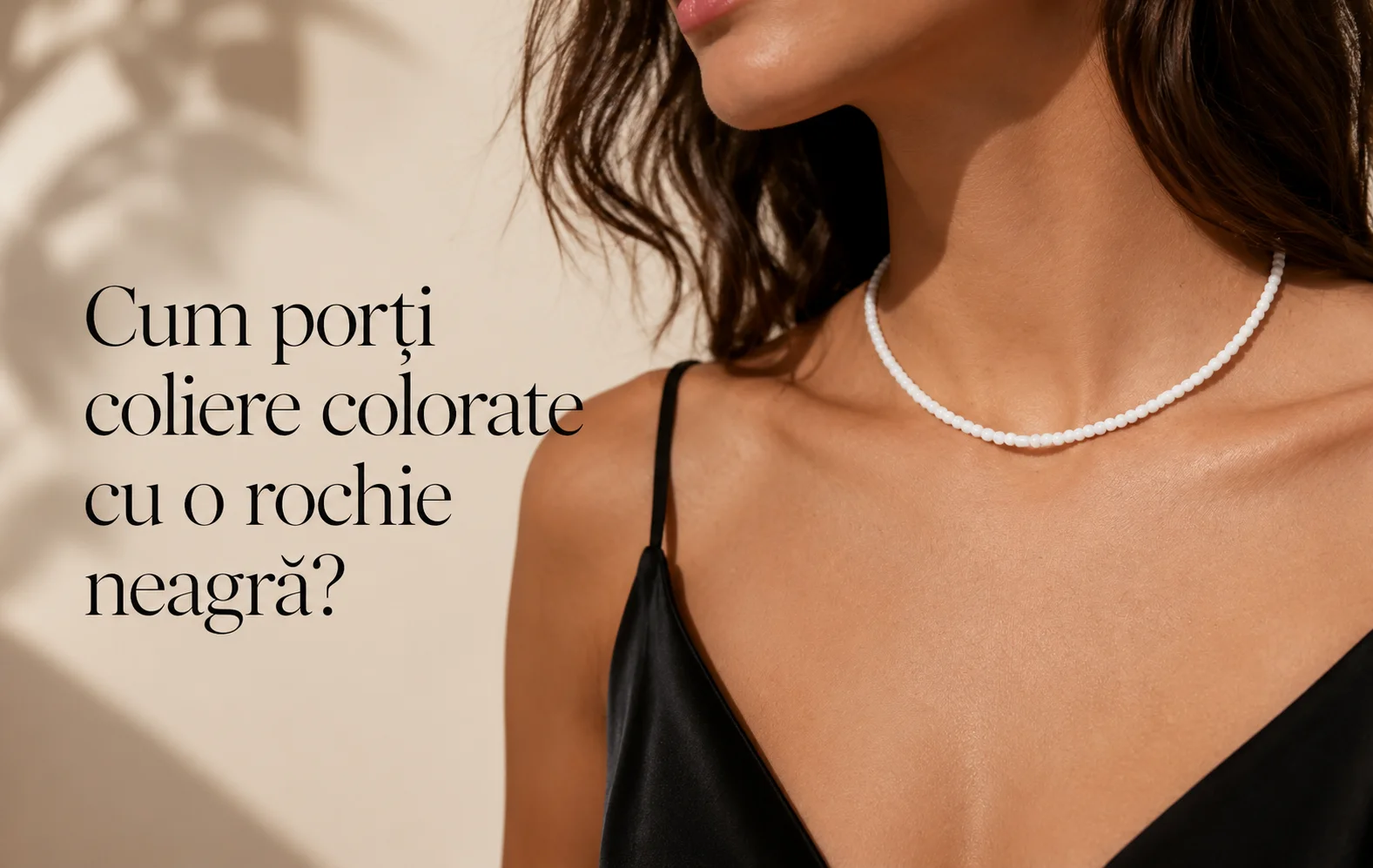 Cum porți coliere colorate cu o rochie neagră?
