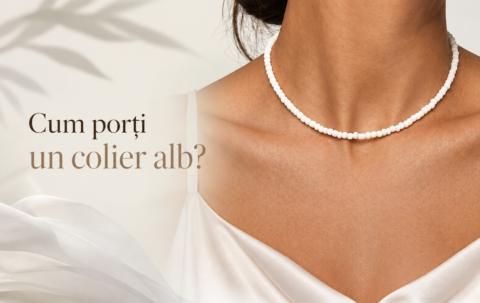 Cum porți un colier alb? Ghid complet pentru ținute elegante, casual și de vară