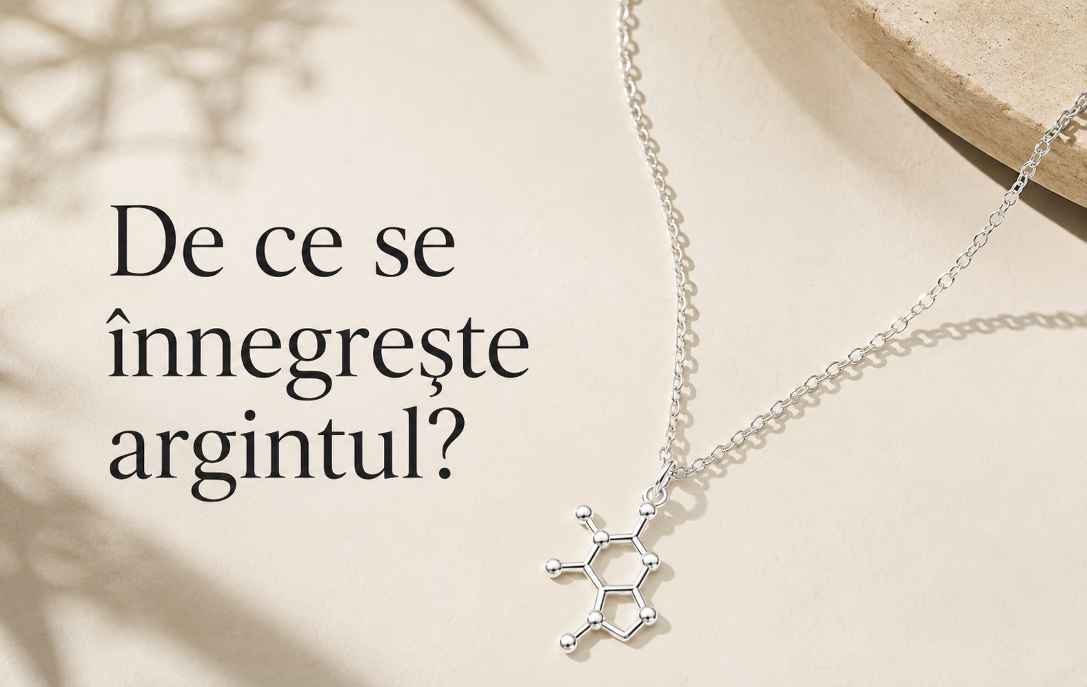 De ce se înnegrește argintul?