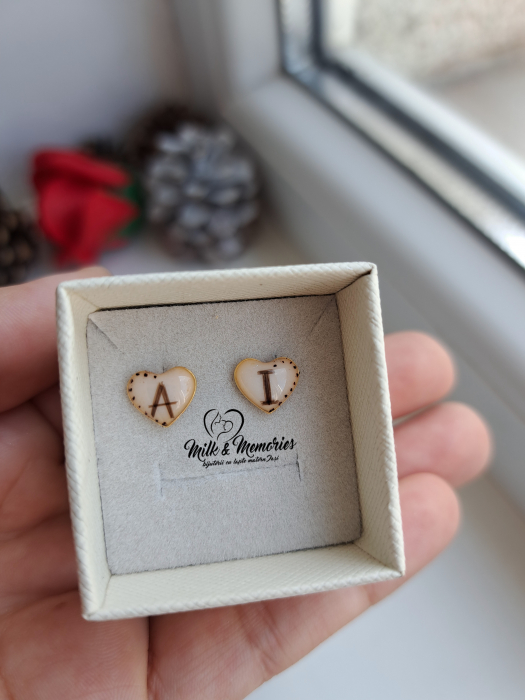 Cercei inima cu baza din argint placat cu aur ce contin lapte matern, initiale si bucati din cordonul ombilical al bebelusului [3]