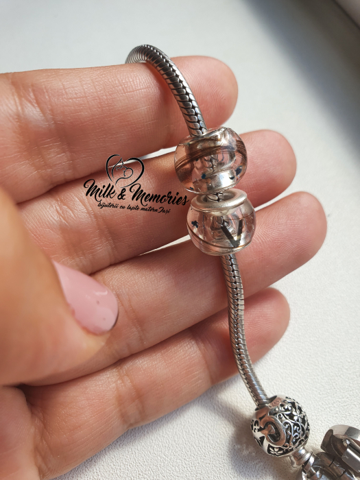 Charm tip Pandora cu baza din argint, suvita bebelusului, initiala si flori naturale [1]