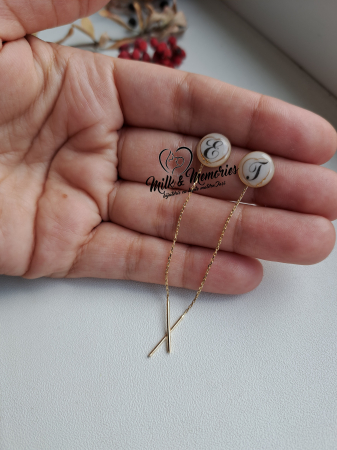 Cercei din aur 14K ce contin lapte matern, suvita de par a copiilor și initiala numelui [5]