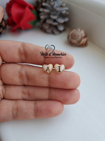Cercei inima cu baza din argint placat cu aur ce contin lapte matern, initiale si bucati din cordonul ombilical al bebelusului [1]