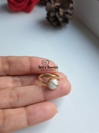 Inel reglabil din aur galben 14K cu semiperla ce contine lapte matern, suvita si foita aurie [4]