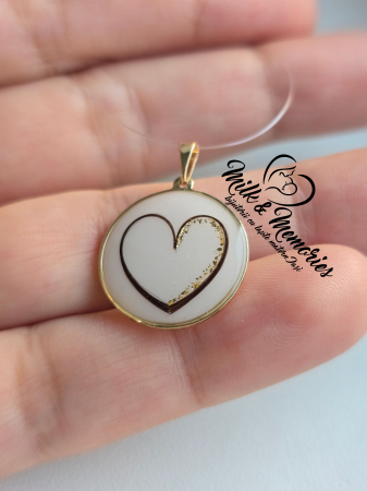 Pandantiv cu baza din aur, ce contine lapte matern, suvita de par si foita aurie [3]