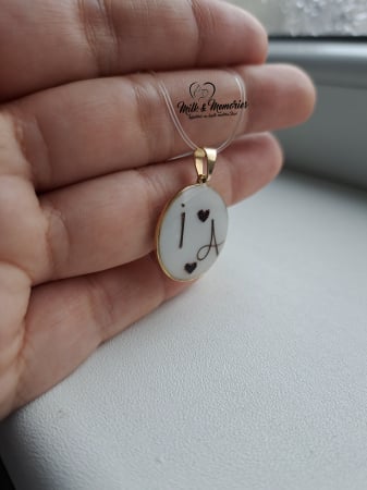 Pandantiv din aur 14K, ce contine lapte matern, initiale din suvita de par si inimioare din cordon ombilical [8]