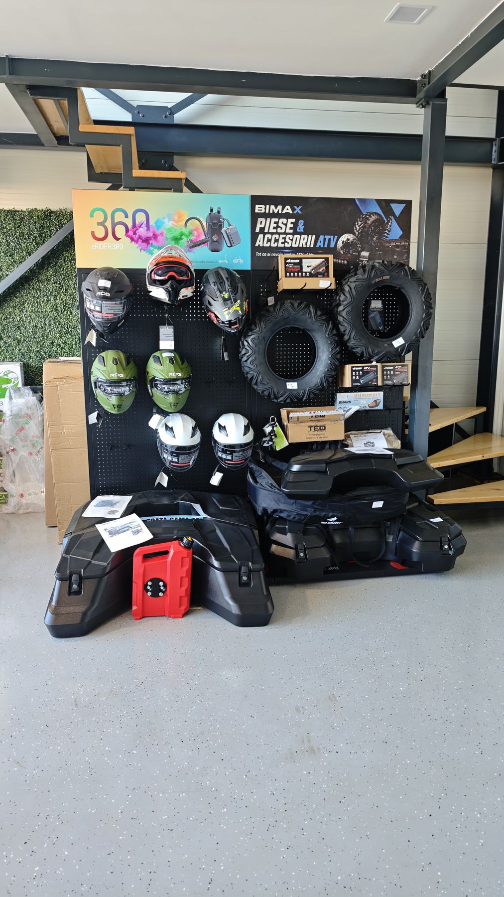 Căști, anvelope și accesorii ATV expuse în showroomul Bimax