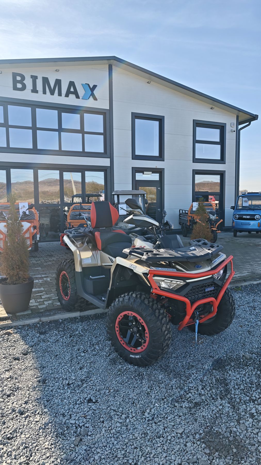 ATV Linhai Landforce în fața showroomului Bimax din Josenii Bârgăului, lângă Bistrița