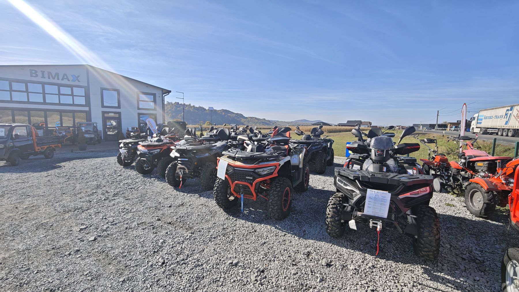 ATV-uri Linhai și Segway în fața showroomului Bimax