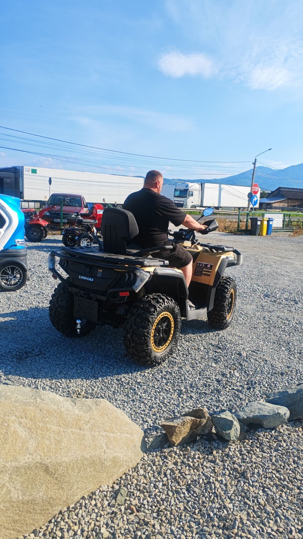 Client Bimax plecând cu ATV-ul din showroom