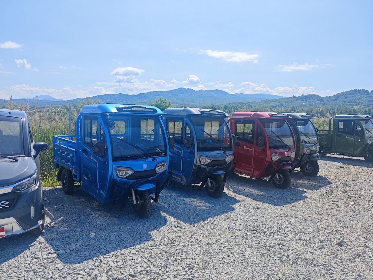 triciclu cu remorca cu cabina