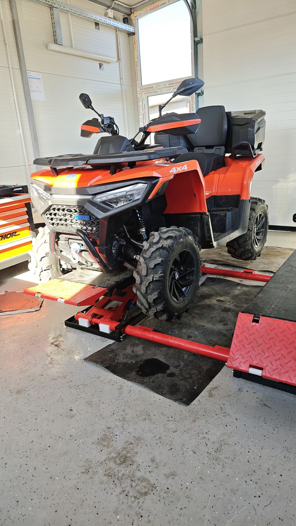 ATV Linhai pe elevator în service-ul Bimax din Josenii Bârgăului