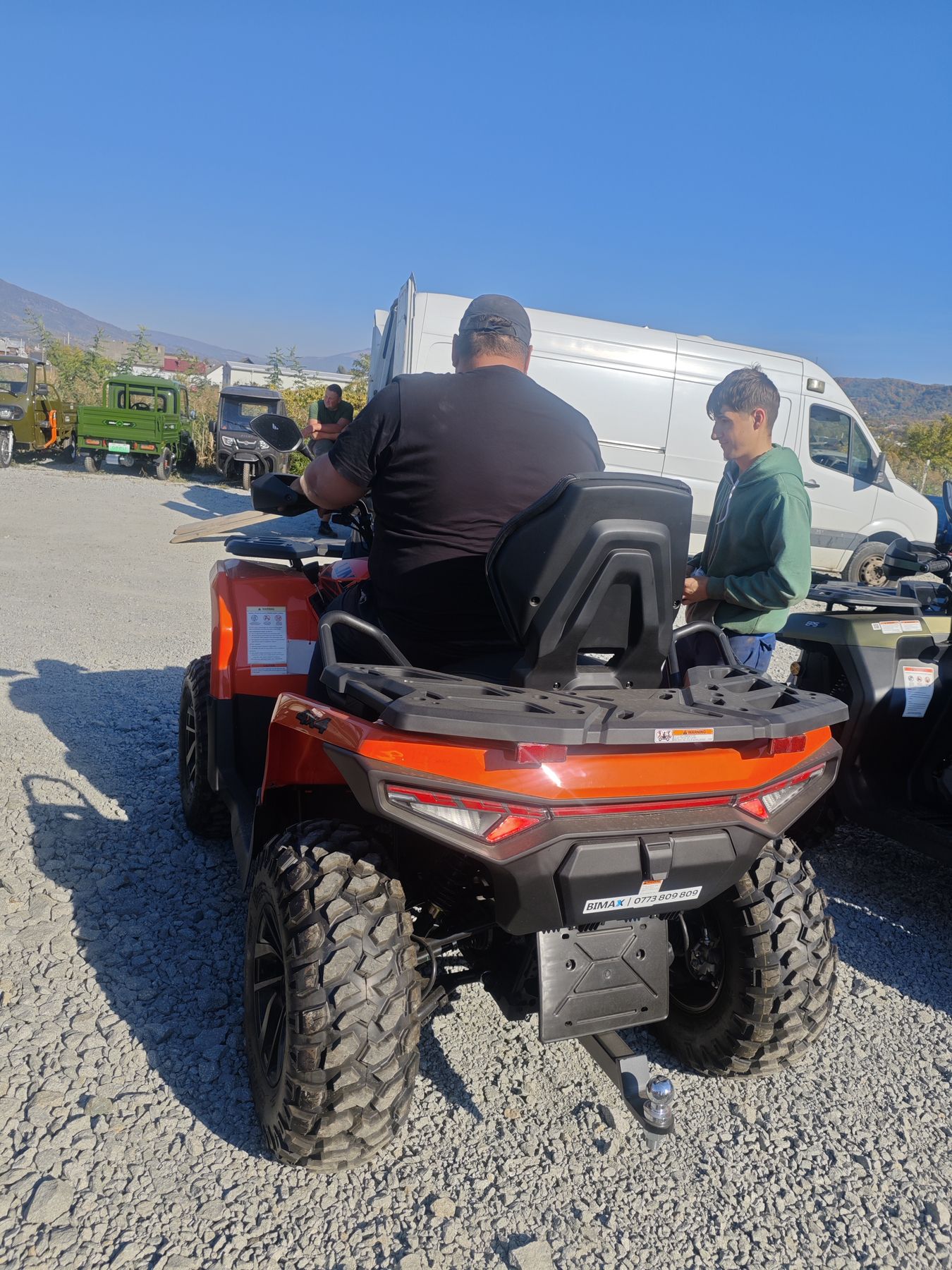 Client care probează un ATV Linhai la showroomul Bimax
