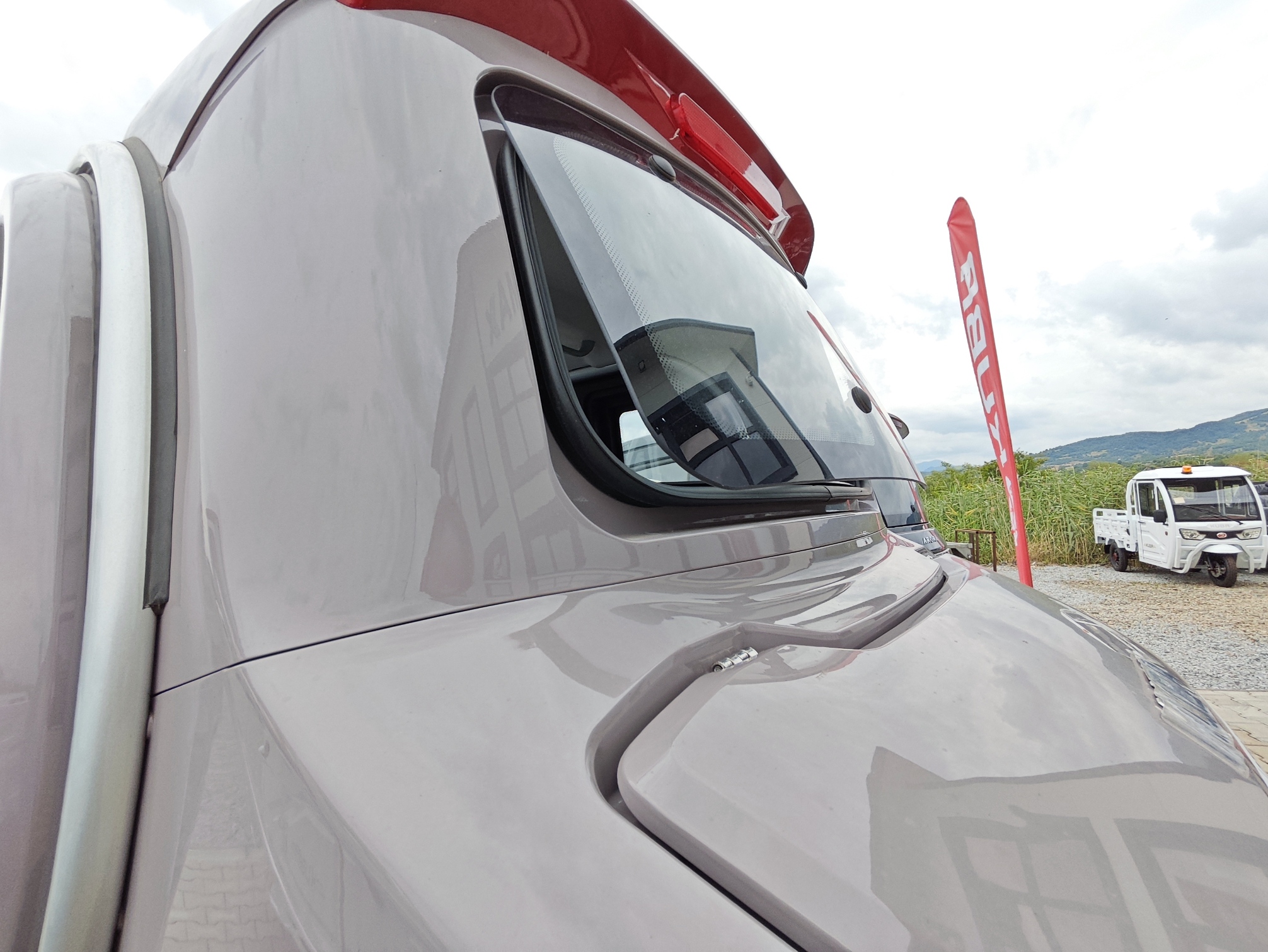trapa pentru pasager la masina electrica kuba city