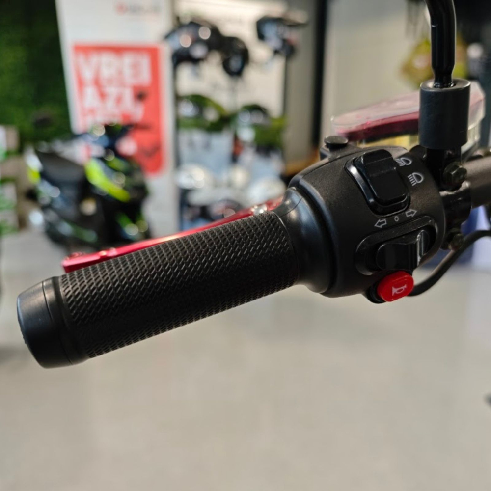 Scuter electric tip Chopper, motor 2000W, 25km/h fara permis, 2 locuri, Acumulator Litiu detasabil, Autonomie max 50km [31]