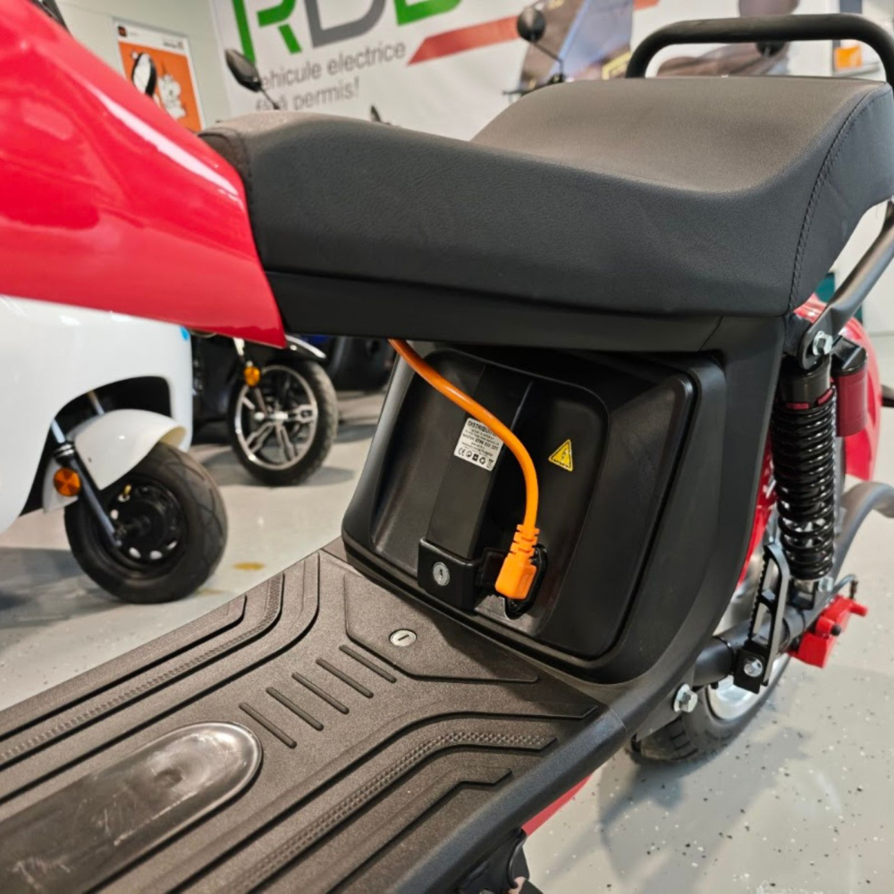 Scuter electric tip Chopper, motor 2000W, 25km/h fara permis, 2 locuri, Acumulator Litiu detasabil, Autonomie max 50km [35]