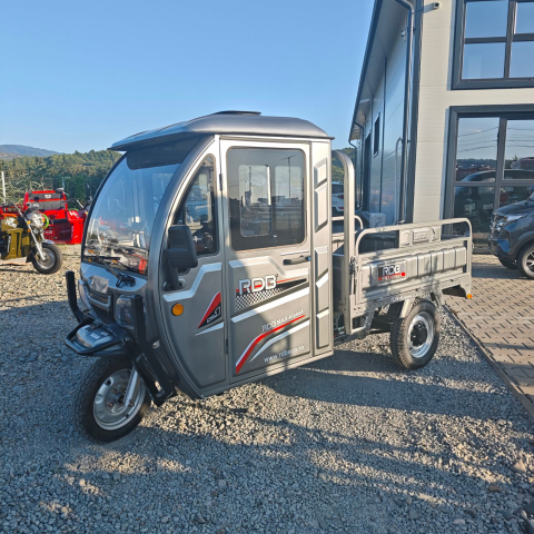 Tricicleta Electrica Adulti Fara Permis / Triciclu Electric Adulti - Triciclu Electric cu cabina inchisa si ghidon, MAX KLASS4, model 2026, motor 4000W, Fara Permis (viteza max 25km/h), Carte RAR inclusa