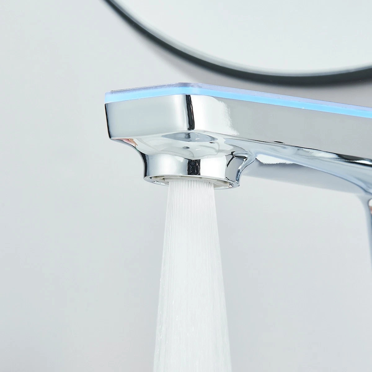 Baterie chiuvetă baie BisDesign® 17 cm, crom lucios cu accente negre aurii, display temperatură și LED tricolor [6]