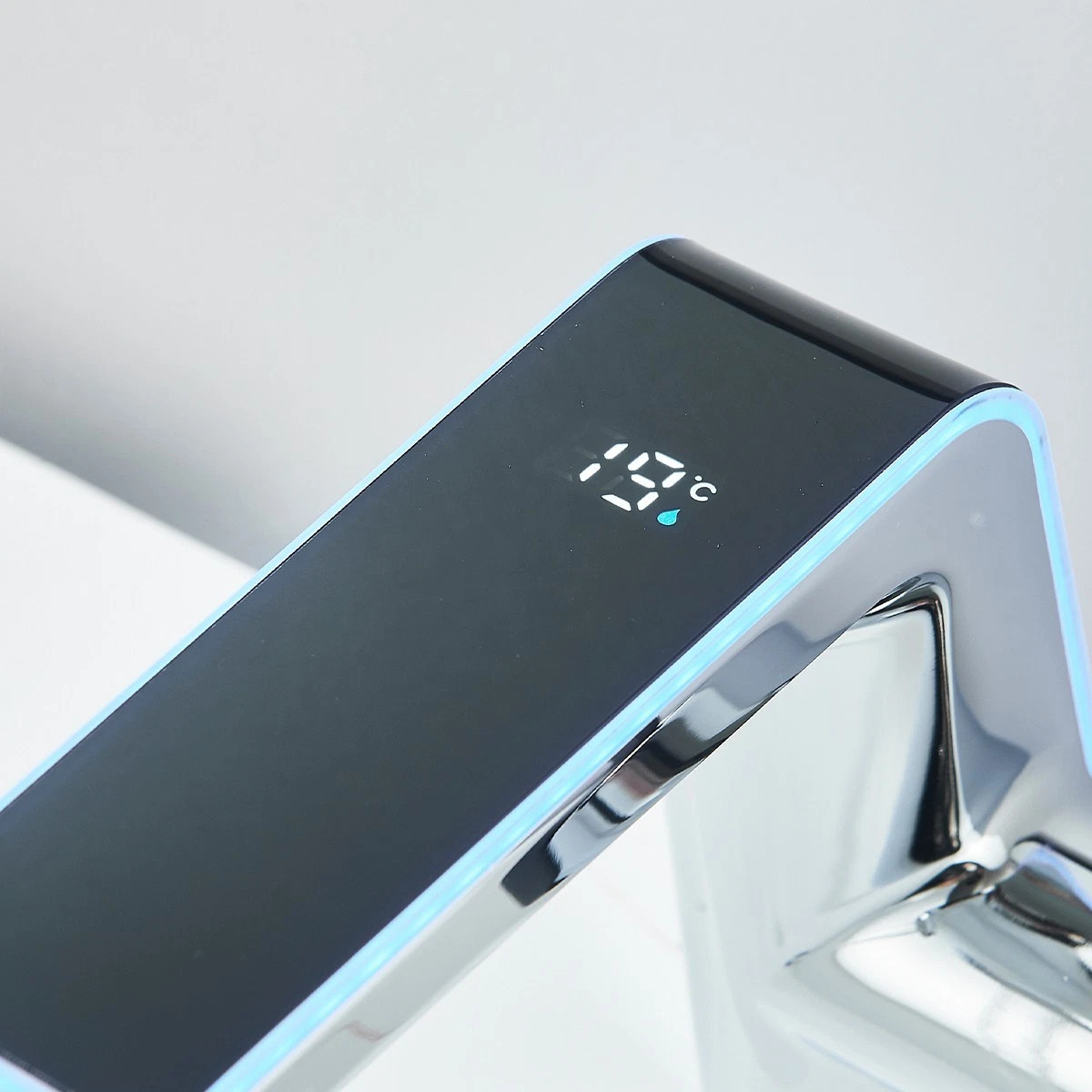 Baterie chiuvetă baie BisDesign® 17 cm, crom lucios cu accente negre aurii, display temperatură și LED tricolor [9]