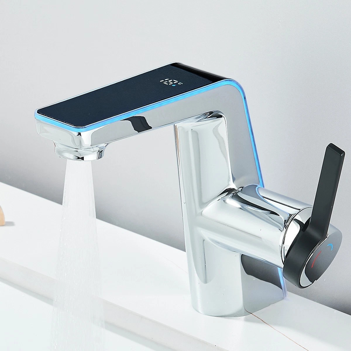 Baterie chiuvetă baie BisDesign® 17 cm, crom lucios cu accente negre aurii, display temperatură și LED tricolor [5]