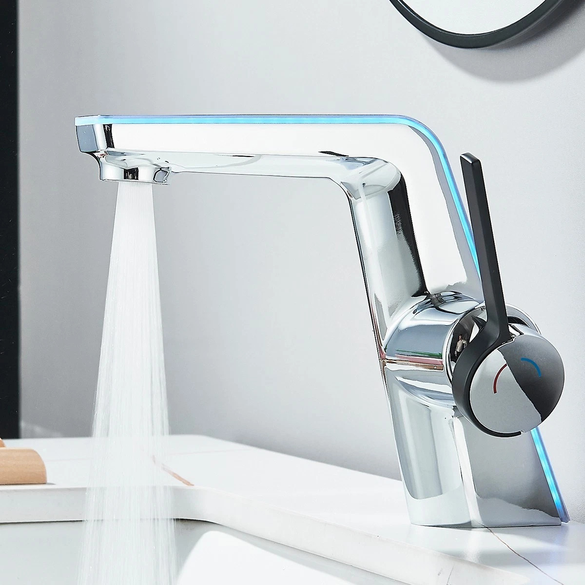 Baterie chiuvetă baie BisDesign® 17 cm, crom lucios cu accente negre aurii, display temperatură și LED tricolor [2]