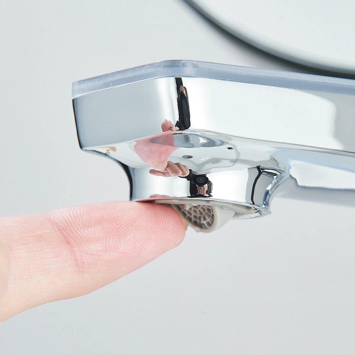 Baterie chiuvetă baie BisDesign® 17 cm, crom lucios cu accente negre aurii, display temperatură și LED tricolor [7]