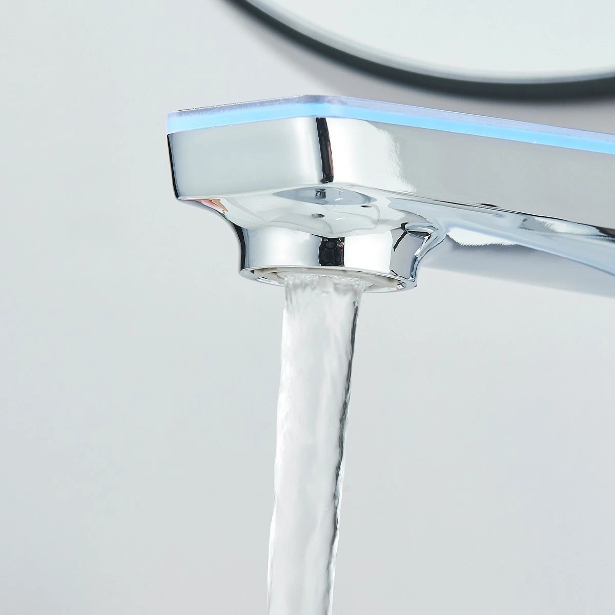 Baterie chiuvetă baie BisDesign® 17 cm, crom lucios cu accente negre aurii, display temperatură și LED tricolor [8]