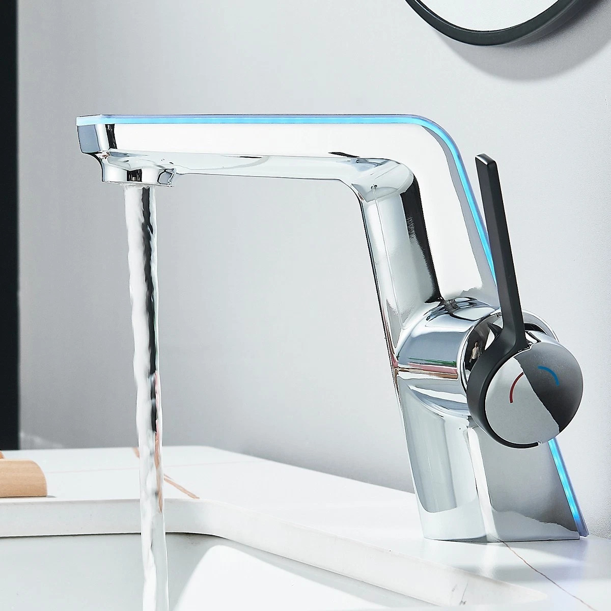 Baterie chiuvetă baie BisDesign® 17 cm, crom lucios cu accente negre aurii, display temperatură și LED tricolor [3]