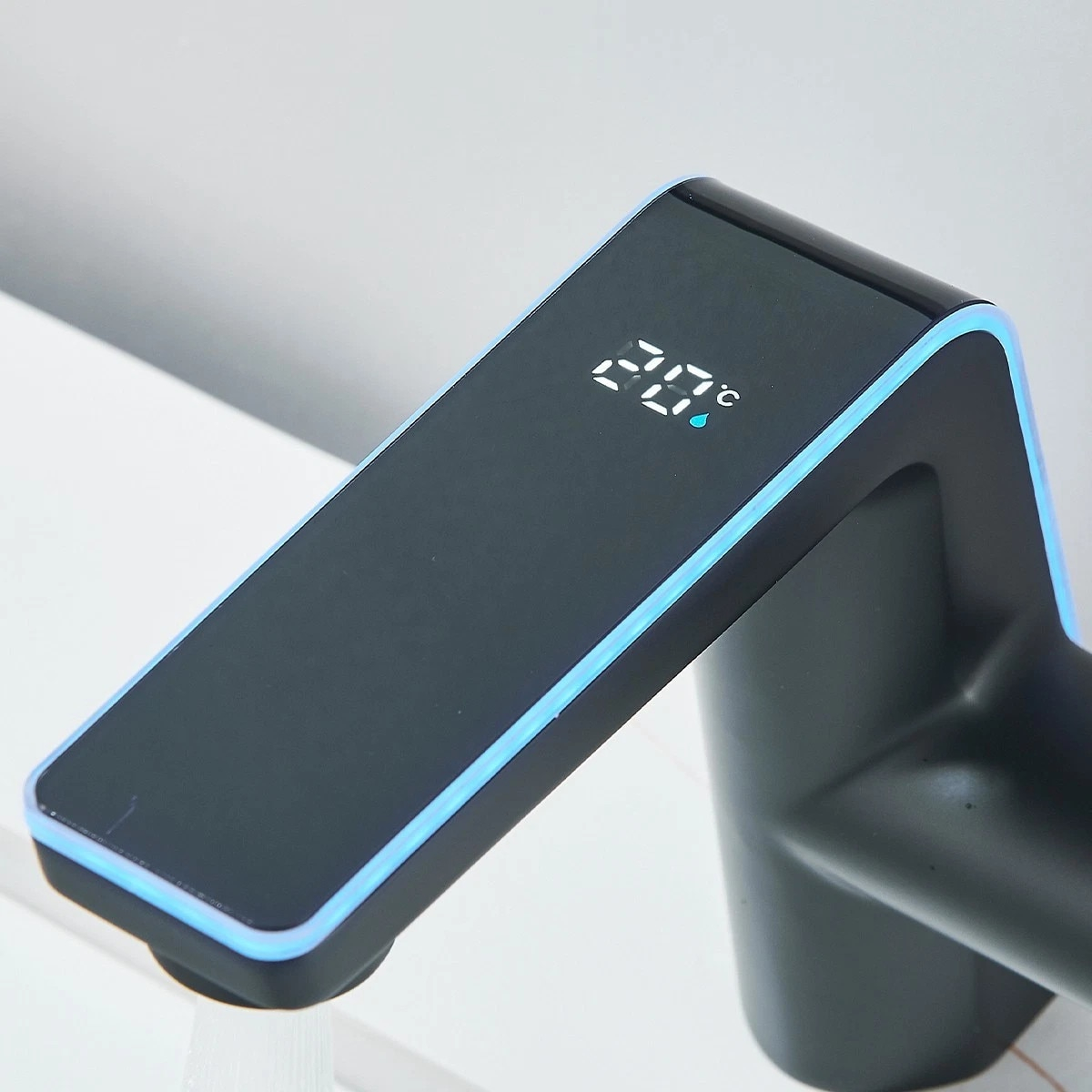 Baterie chiuvetă BisDesign negru mat cu accente aurii, display digital și LED [9]