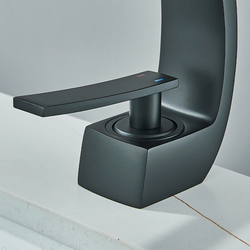 baterie-chiuveta-lavoar-negru-mat-model-lebada-bisdesign-20cm [4]