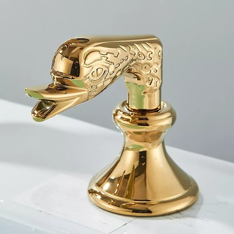 Baterie de lavoar BisDesign® Premium cu design artistic tip lebădă, finisaj auriu lucios și detalii gravate elegant. Realizată din alamă solidă, oferă durabilitate, rafinament și un aspect exclusivist fiecărei băi. Înălțime 27 cm – potrivită pentru lavoare tip bol. [5]