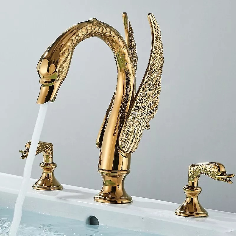 Baterie de lavoar BisDesign® Premium cu design artistic tip lebădă, finisaj auriu lucios și detalii gravate elegant. Realizată din alamă solidă, oferă durabilitate, rafinament și un aspect exclusivist fiecărei băi. Înălțime 27 cm – potrivită pentru lavoare tip bol. [2]