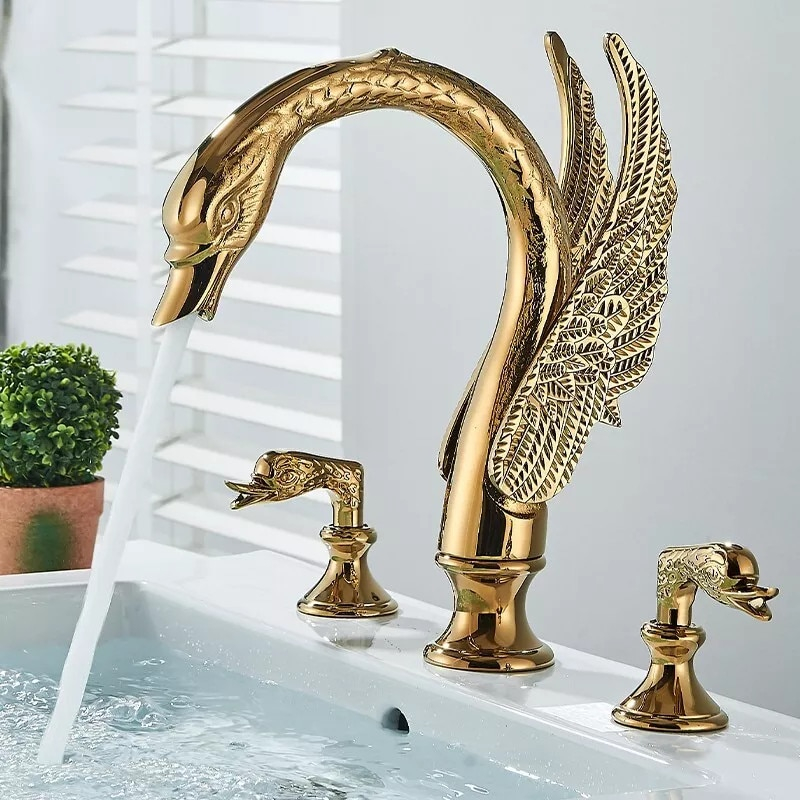Baterie de lavoar BisDesign® Premium cu design artistic tip lebădă, finisaj auriu lucios și detalii gravate elegant. Realizată din alamă solidă, oferă durabilitate, rafinament și un aspect exclusivist fiecărei băi. Înălțime 27 cm – potrivită pentru lavoare tip bol. [4]