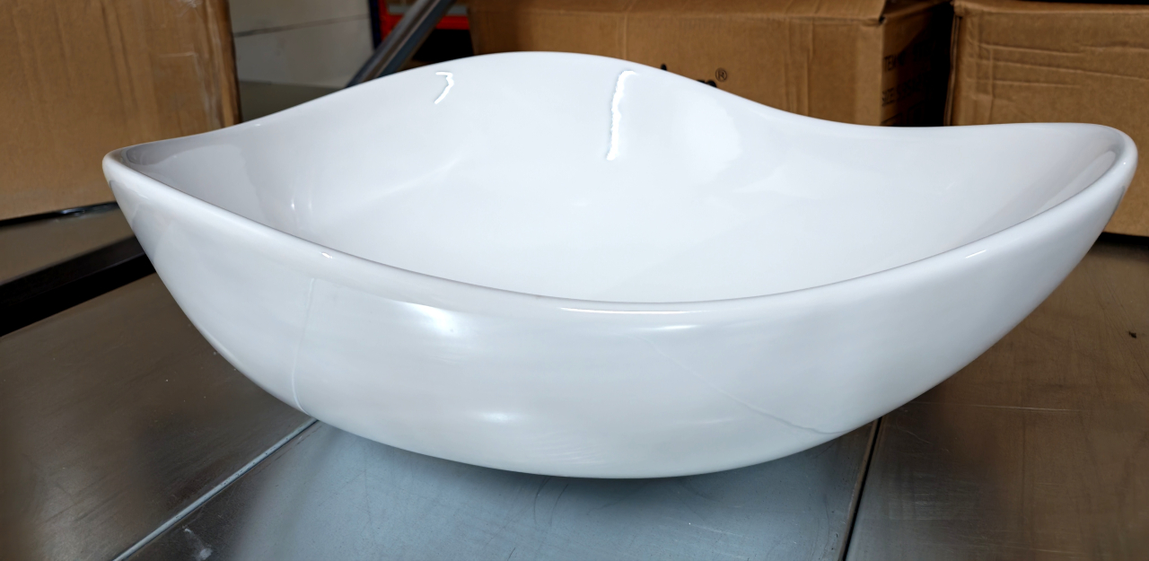 Lavoar ceramic pe blat BisDesign alb lucios formă organică asimetrică [8]