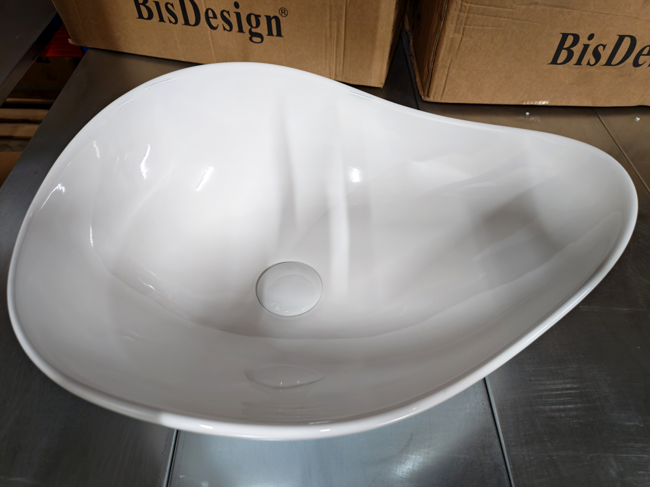 Lavoar ceramic pe blat BisDesign alb lucios formă organică asimetrică [9]