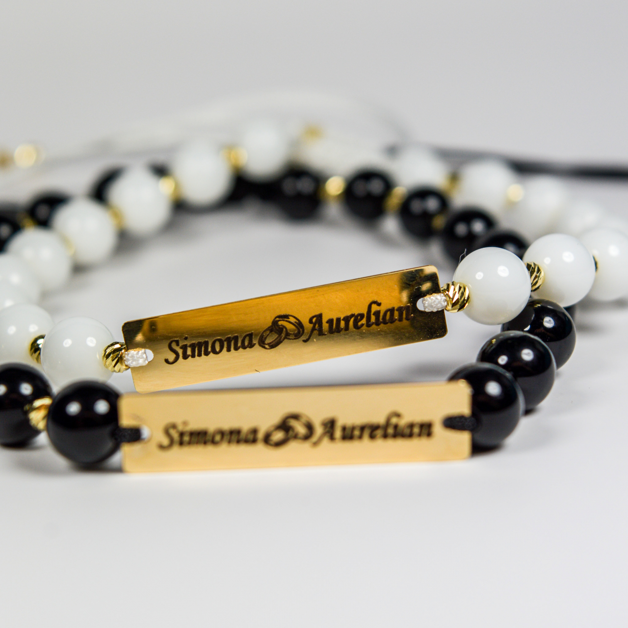 Set cadou cuplu - Bratari cu bilute din aur 14K, onyx si placuta din aur 14K gravata personalizat [2]
