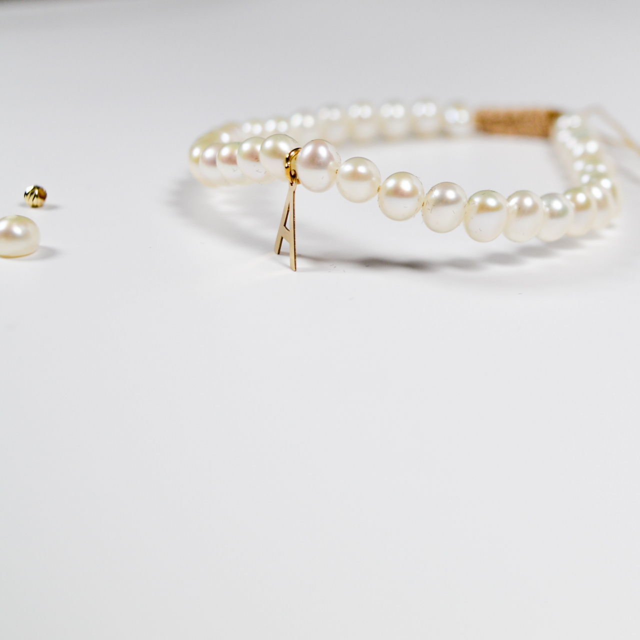 Bratara reglabila cu perle de cultura, litera din aur cu za si bilute din aur 2.5 mm 14K [5]