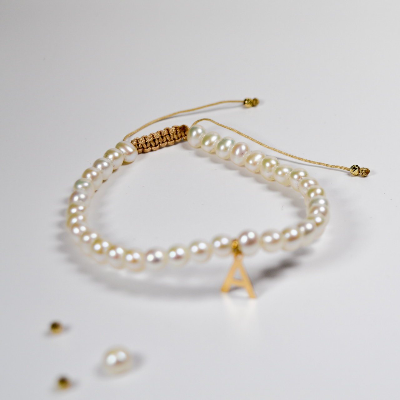 Bratara reglabila cu perle de cultura, litera din aur cu za si bilute din aur 2.5 mm 14K [6]