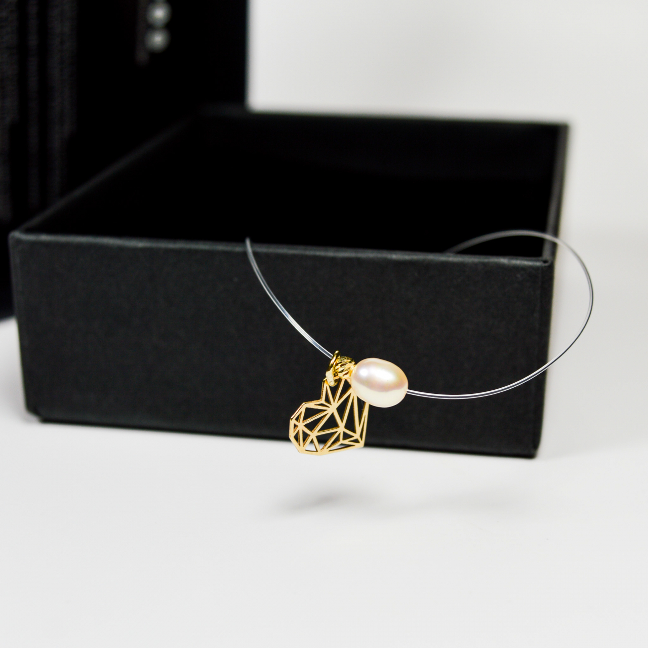 Colier cu guta la baza gatului si pandativ inimioara origami din aur 14K, biluta aur 2.5mm si perla [3]